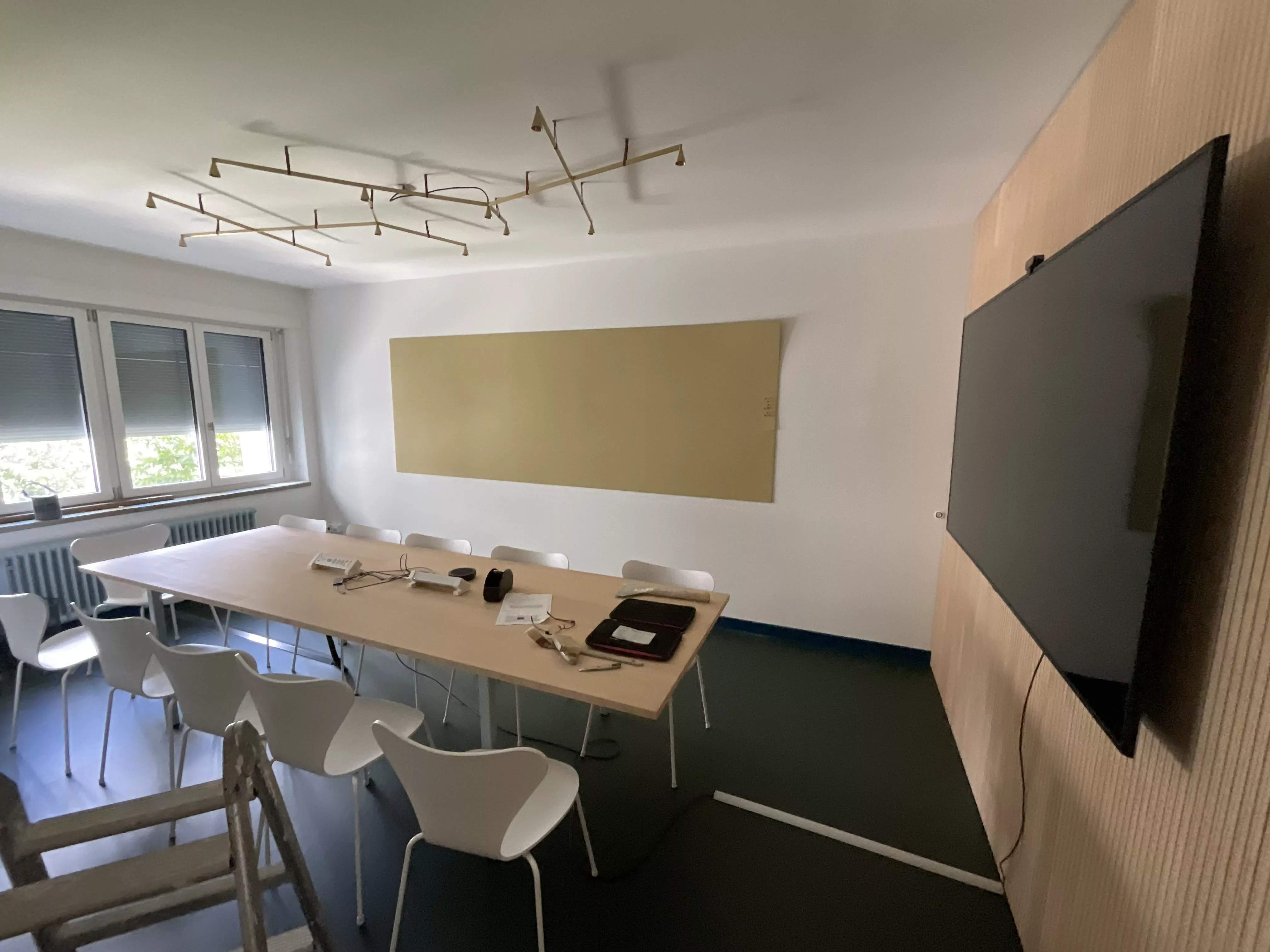 Vorherbild eines Büroraumes der auf Magnetwand umgerüstet wird