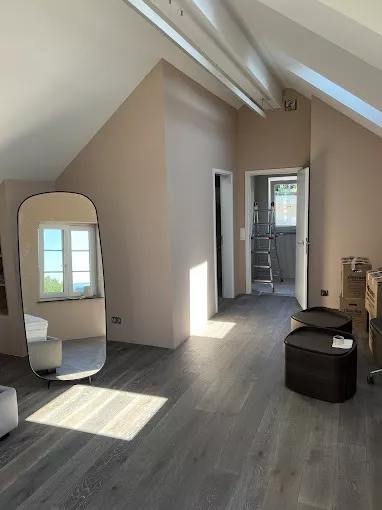 Heller Flur mit Spiegel und Blick in ein anderes Zimmer